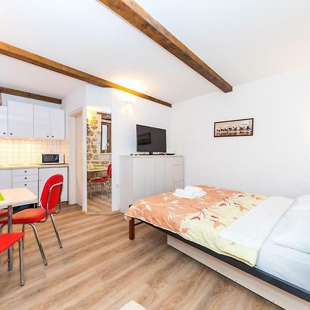 First Vestibul Appartement Split Buitenkant foto