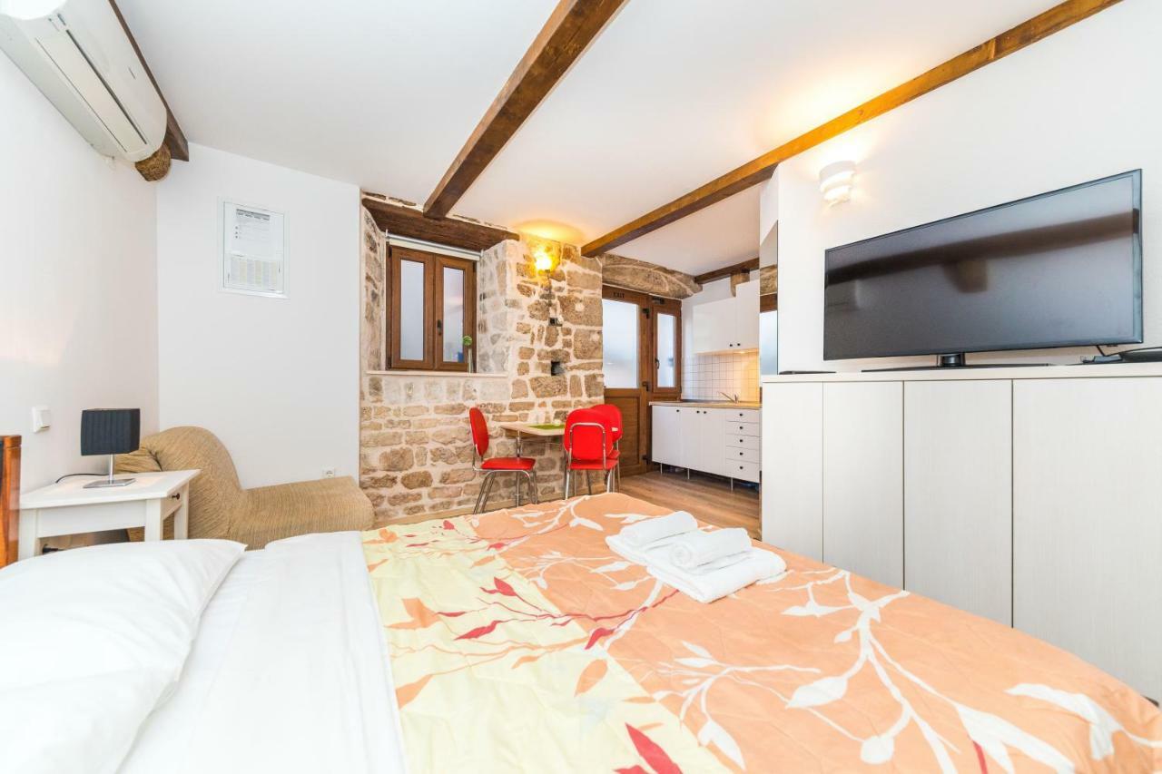 First Vestibul Appartement Split Buitenkant foto