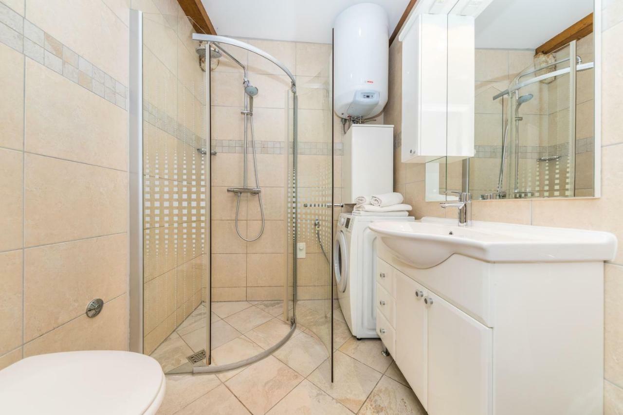 First Vestibul Appartement Split Buitenkant foto