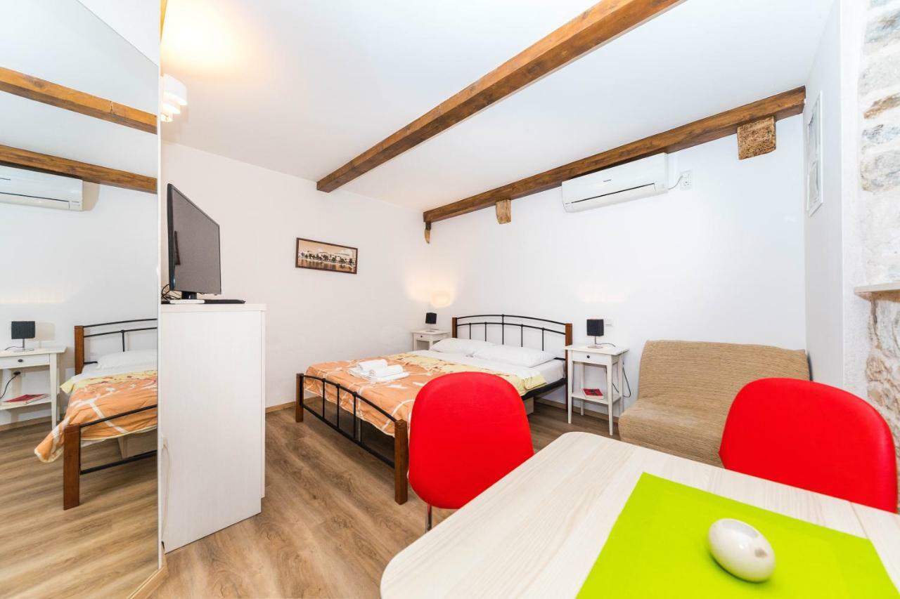 First Vestibul Appartement Split Buitenkant foto