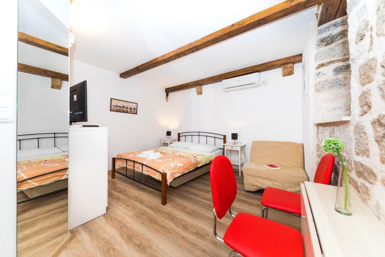 First Vestibul Appartement Split Buitenkant foto