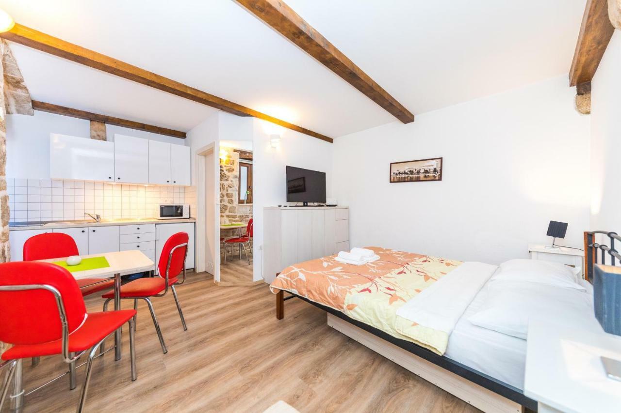 First Vestibul Appartement Split Buitenkant foto