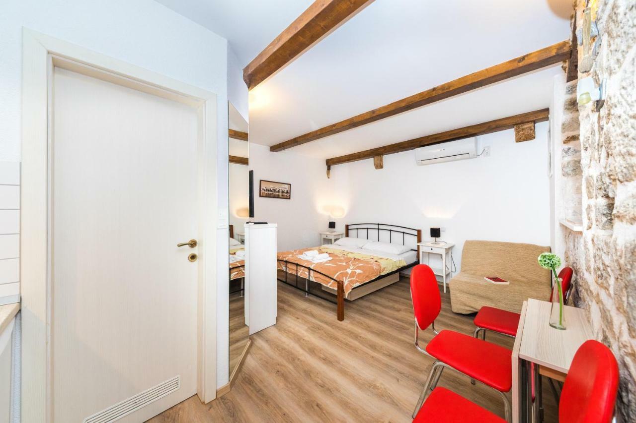 First Vestibul Appartement Split Buitenkant foto