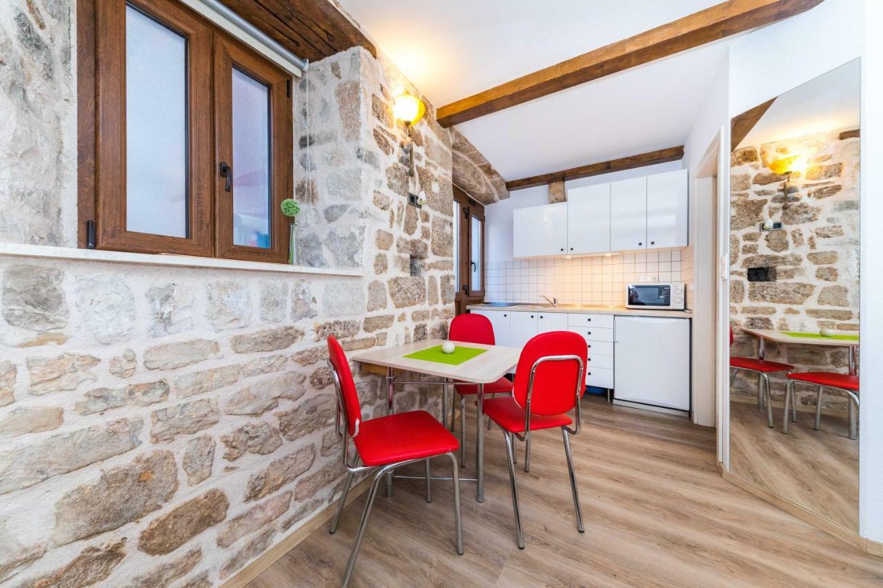 First Vestibul Appartement Split Buitenkant foto